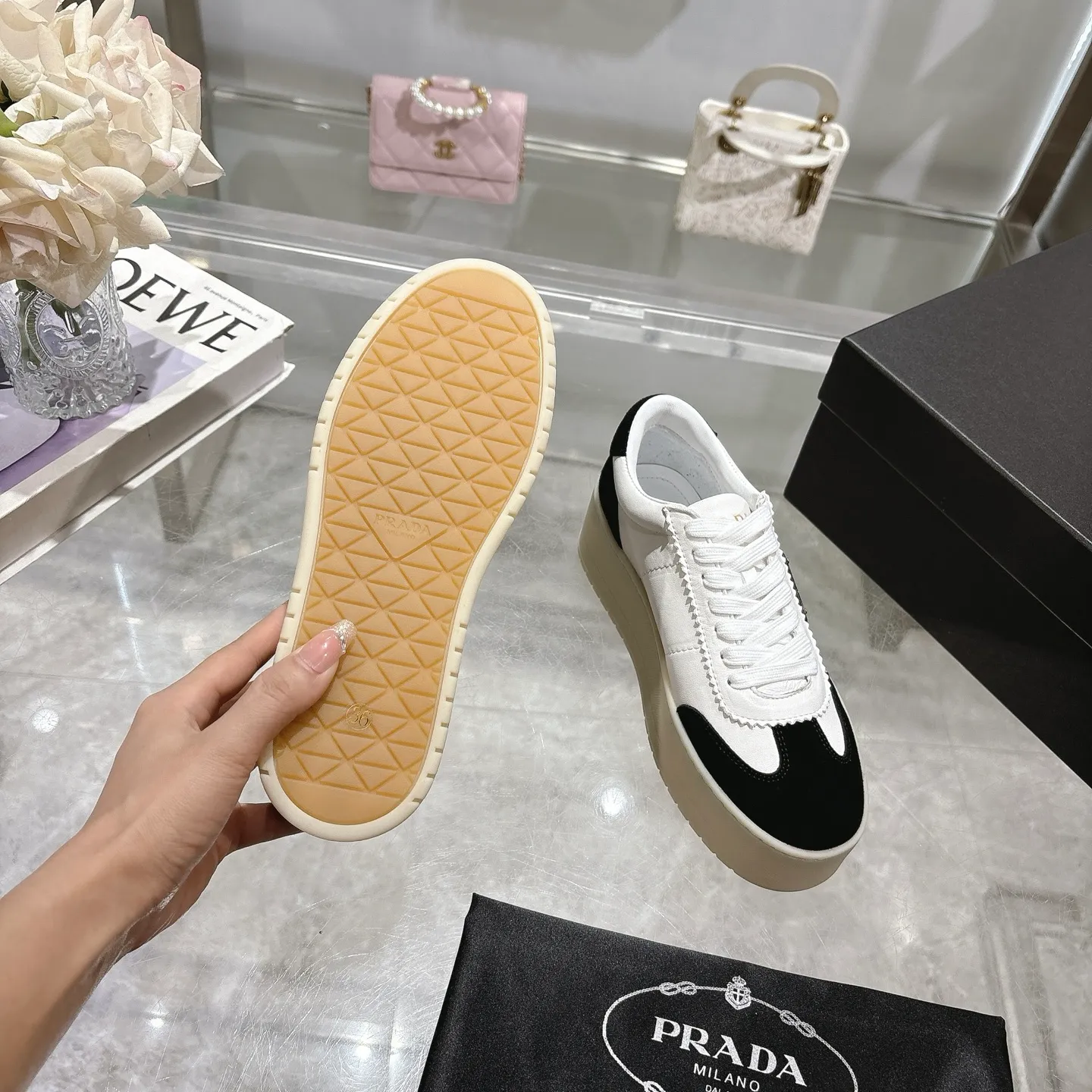 👟👟Ex-factory price 540👟👟 Prada 25 new thick-soled casual sneakers. This sneaker continues the timeless silhouette and is a new classic item. Crafted from leather to enhance style. The style is light, with a triangle buckle logo and a 5CM thick sole. It is suitable for all seasons and can be matched with all kinds of casual styles. In an era where various styles are full of attention, the most long-term companion and the one that captures people's hearts bit by bit is undoubtedly the white shoe. Fabric: Cowhide Lining: Sheepskin Outsole: Original TPU two-color outsole Sole thickness: 5CM Size female 35-40